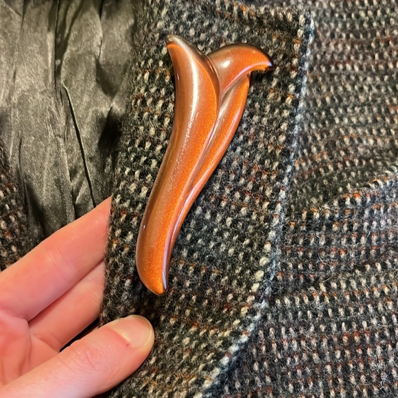 VINTAGE. Ashley Scott 100% wool coat w/removable VINTAGE amber (plastic) brooch. - Picture 9 of 9